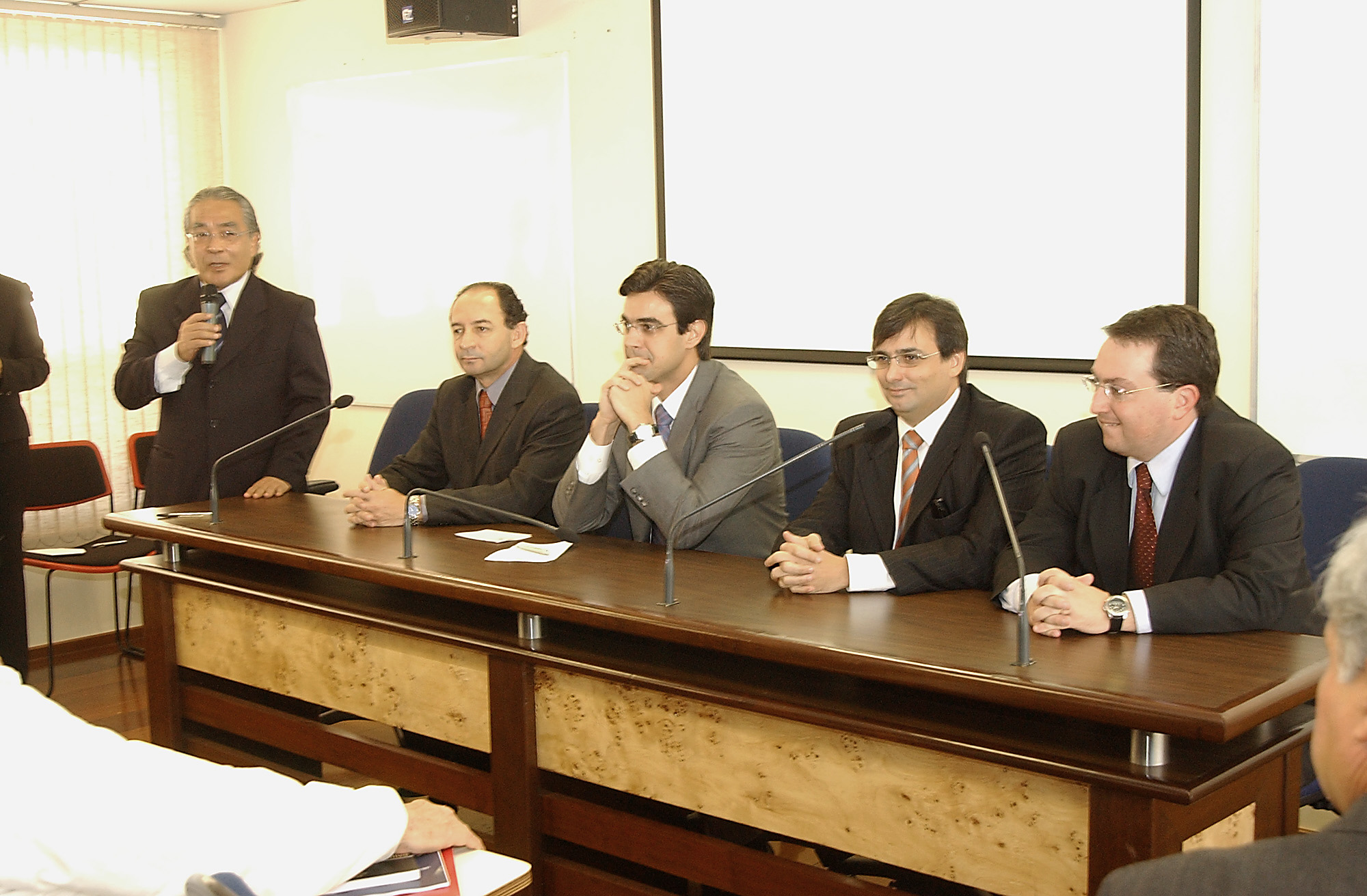 Celso Matsuda, Geraldo Vinholi, Rodrigo Garcia, Maurilio Maldonado e Marco Antonio Hatem Beneton<a style='float:right;color:#ccc' href='https://www3.al.sp.gov.br/repositorio/noticia/03-2008/cursoILP 634 mauri.jpg' target=_blank><i class='bi bi-zoom-in'></i> Clique para ver a imagem </a>